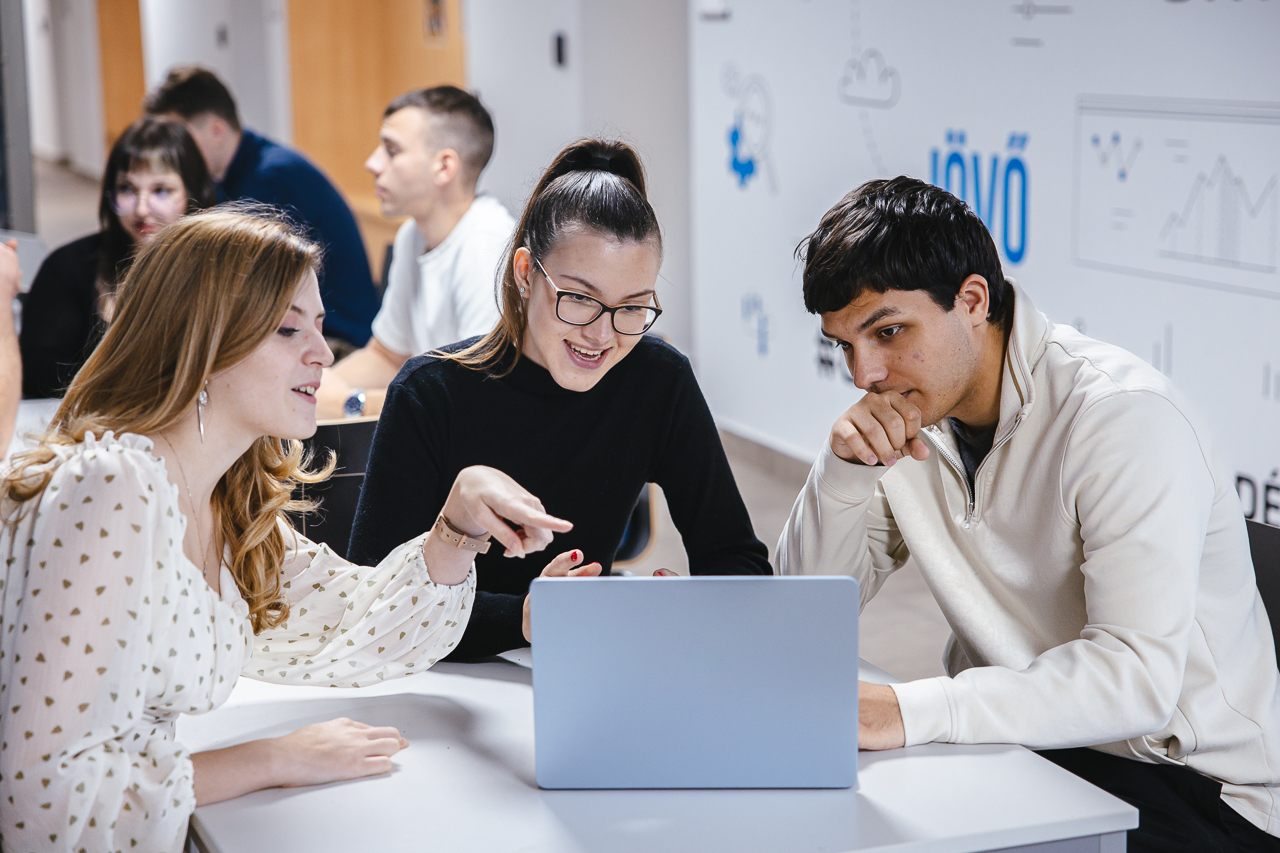 Hír bélyegképe: Mérföldkőhöz ért a MI JÖVÜNK!: 15 ezer mikrotanúsítvány fél év alatt